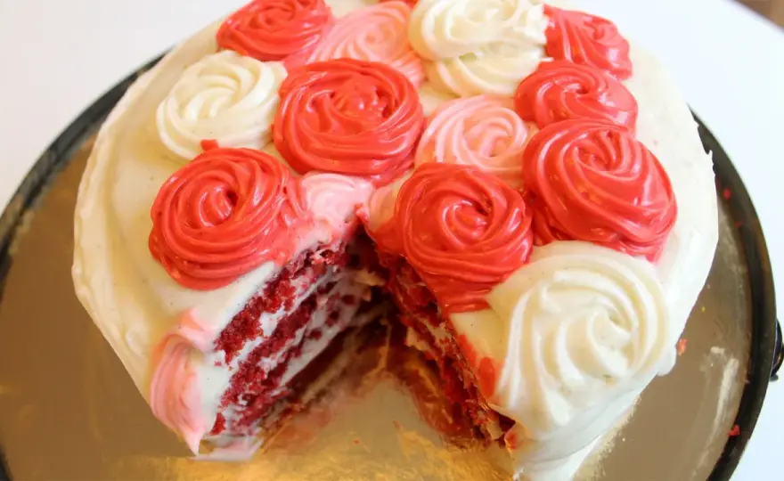 Red velvet cake - Baka den perfekt med syra och färg