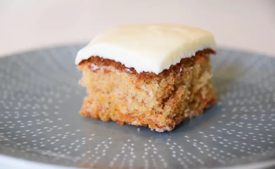Glutenfri morotskaka i långpanna - Så blir den perfekt!