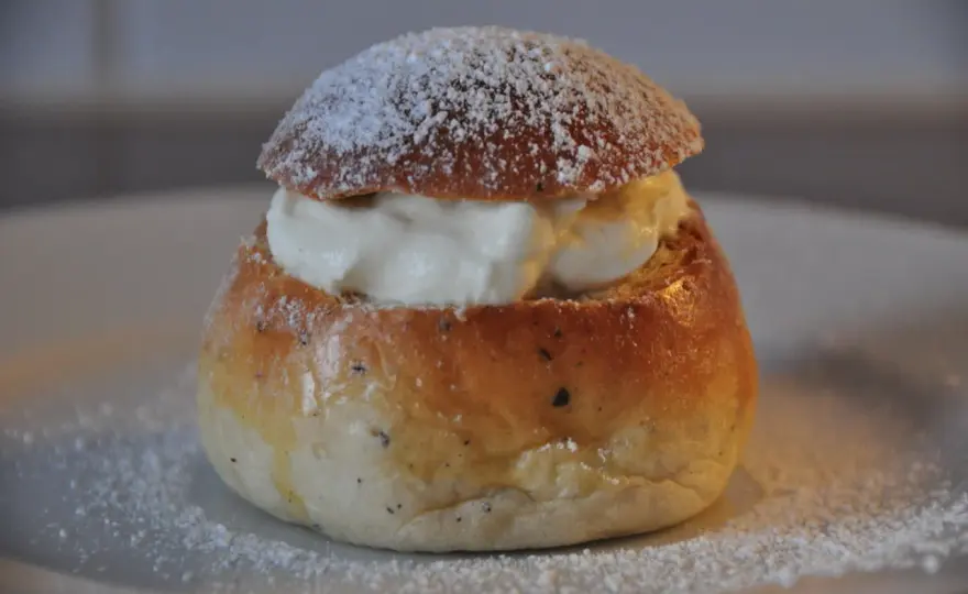 Baka semmelbullar - Recept för luftiga & smakrika semlor