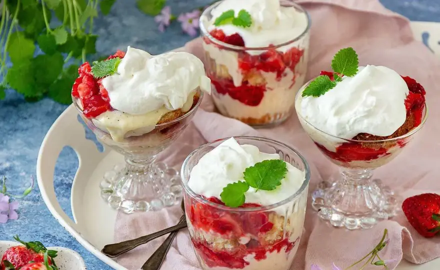 Jordgubbstårta i glas - Enkel & perfekt dessert varje gång