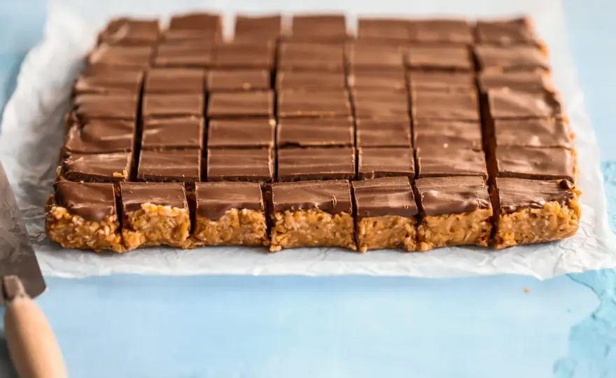Snickerskaka i långpanna - Receptet du behöver för succé