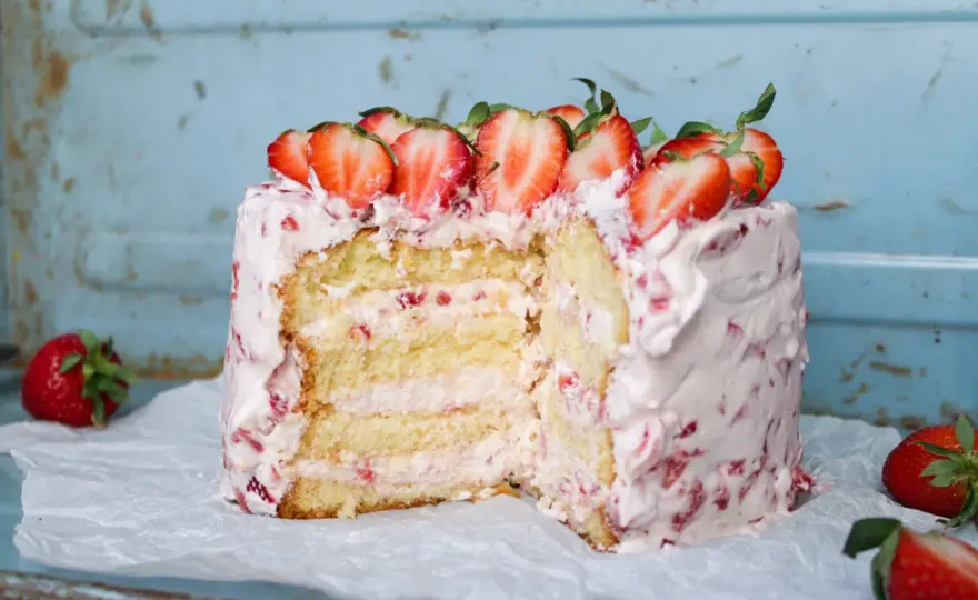 Jordgubbstårta-recept: Baka den perfekta tårtan – steg för steg