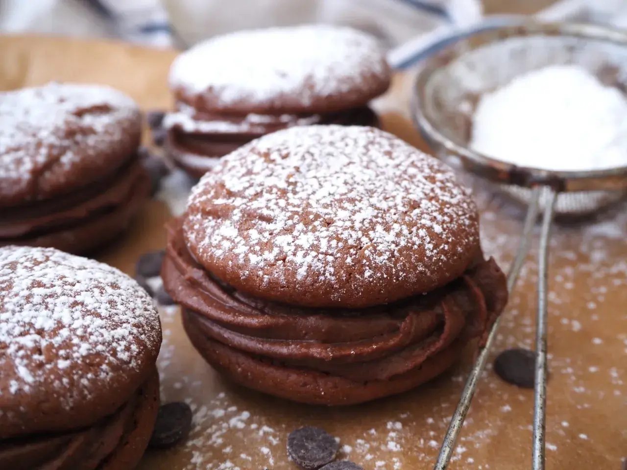 Chokladiga pepparkaks cookies med fluffig chokladkräm, pudrade med florsocker. Perfekta till fikat!