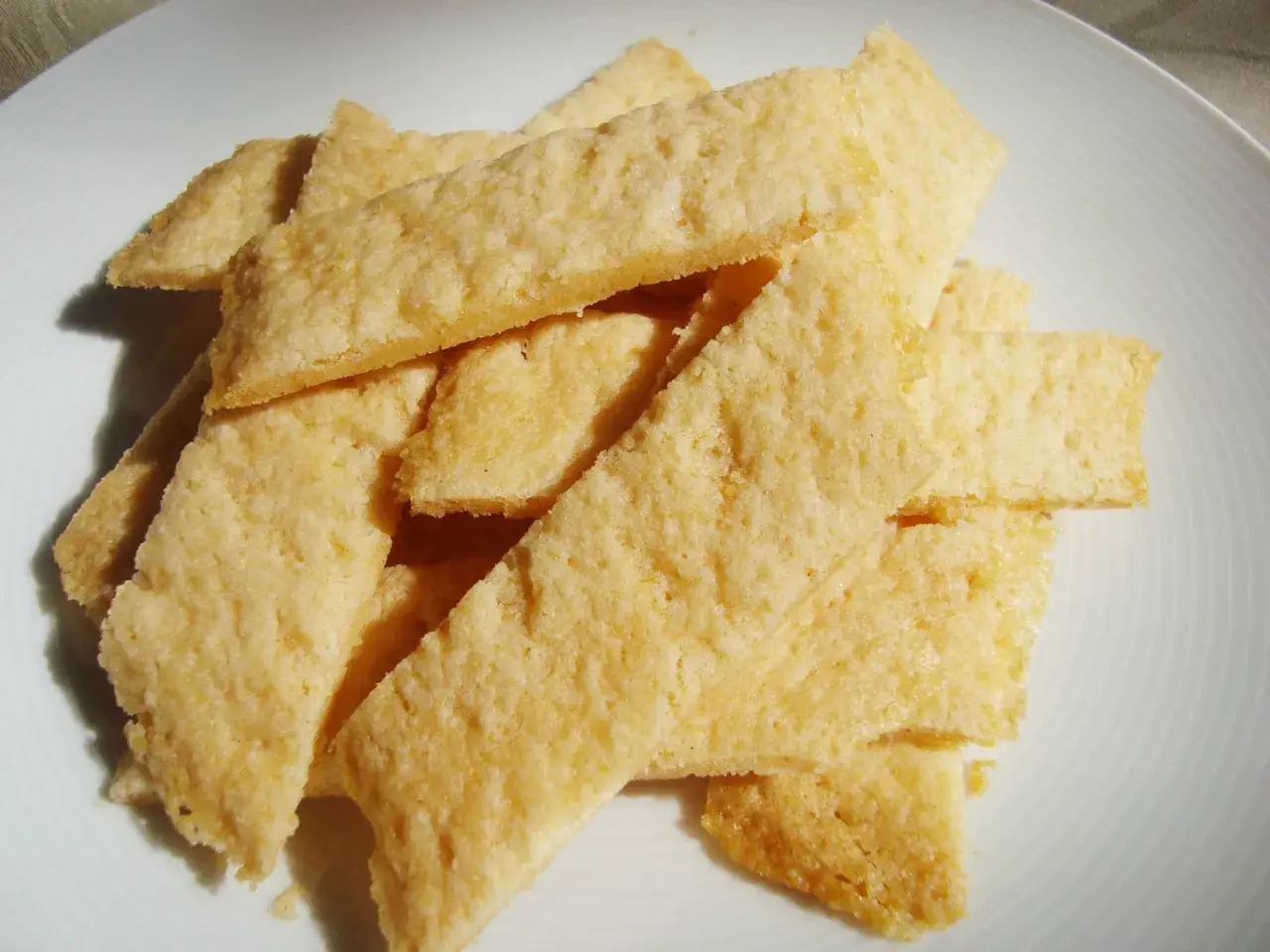 En hög med gyllene, glutenfria kolakakor som inte flyter ut. De är spröda och perfekta till fikat.