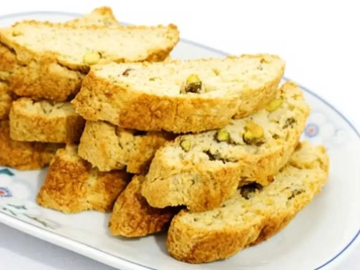 En hög med gyllene skorpor med pistagenötter, perfekta för ett enkelt skorpor recept.