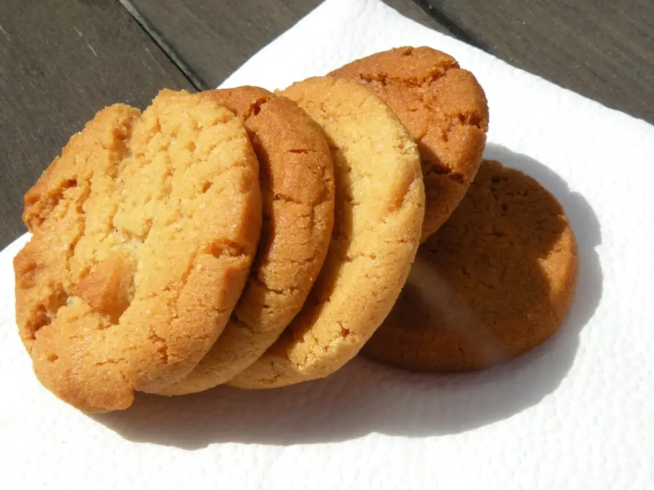 Färska bondkakor, perfekta för fikat. Ett enkelt bondkakor recept ger dessa gyllene godsaker.