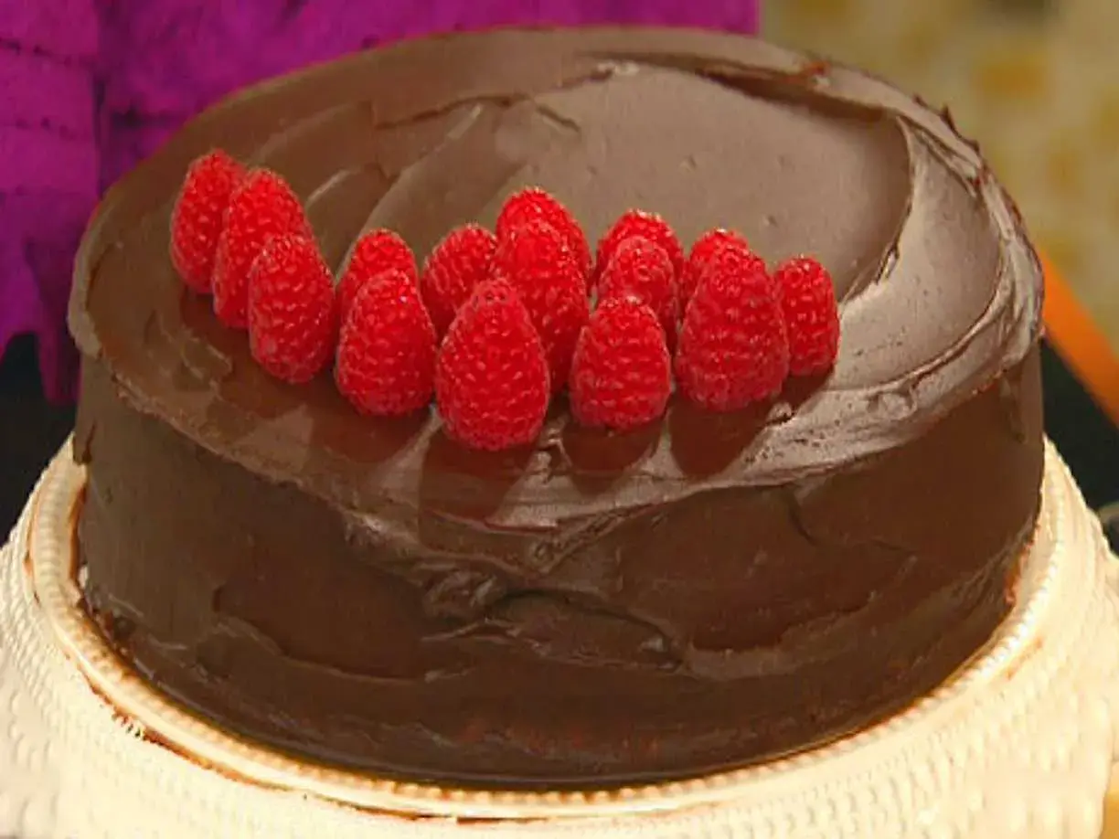 En läcker chokladtårta med hallon som dekoration. Perfekt för alla chokladälskare!