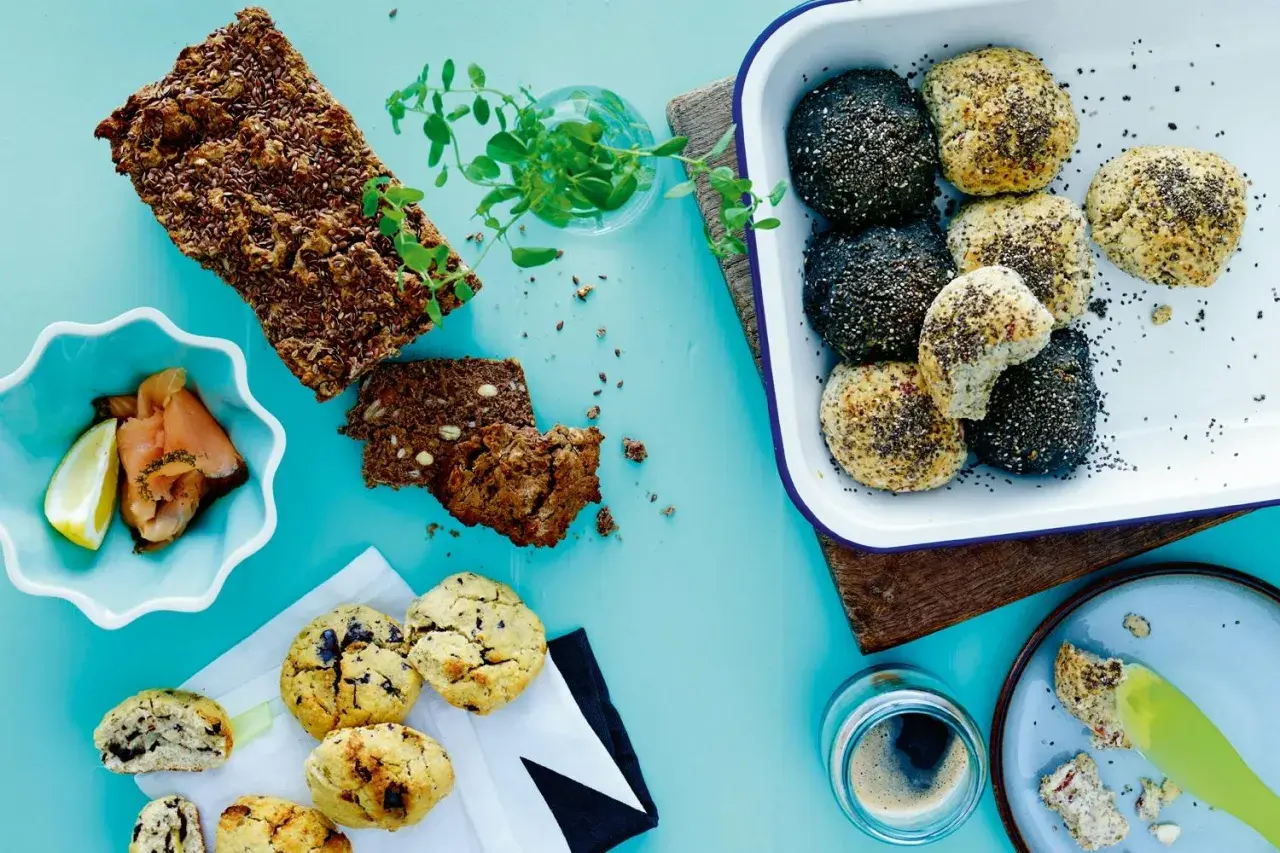 En härlig frukost med knäckebröd bakat på specialmjöl, bullar med frön, rökt lax och kaffe.