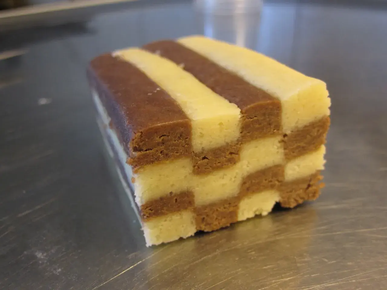 En bit choklad- och vaniljkaka med vackra schackrutor. Perfekt för fikat!