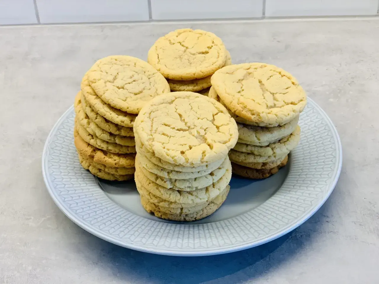 En tallrik med staplar av amerikanska cookies. De är ljusa, runda och ser härligt sega ut.