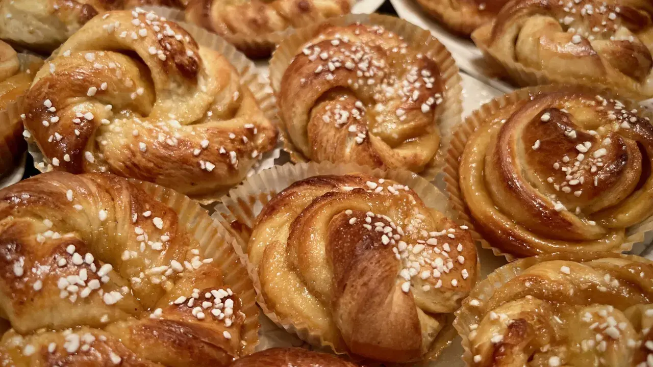 Gyllene bullar med pärlsocker, redo att avnjutas. Strösocker på bullar ger en härlig sötma.