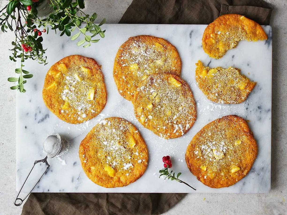 Gyllene saffranscookies med vit choklad, pudrade med florsocker. En härlig julsmak!