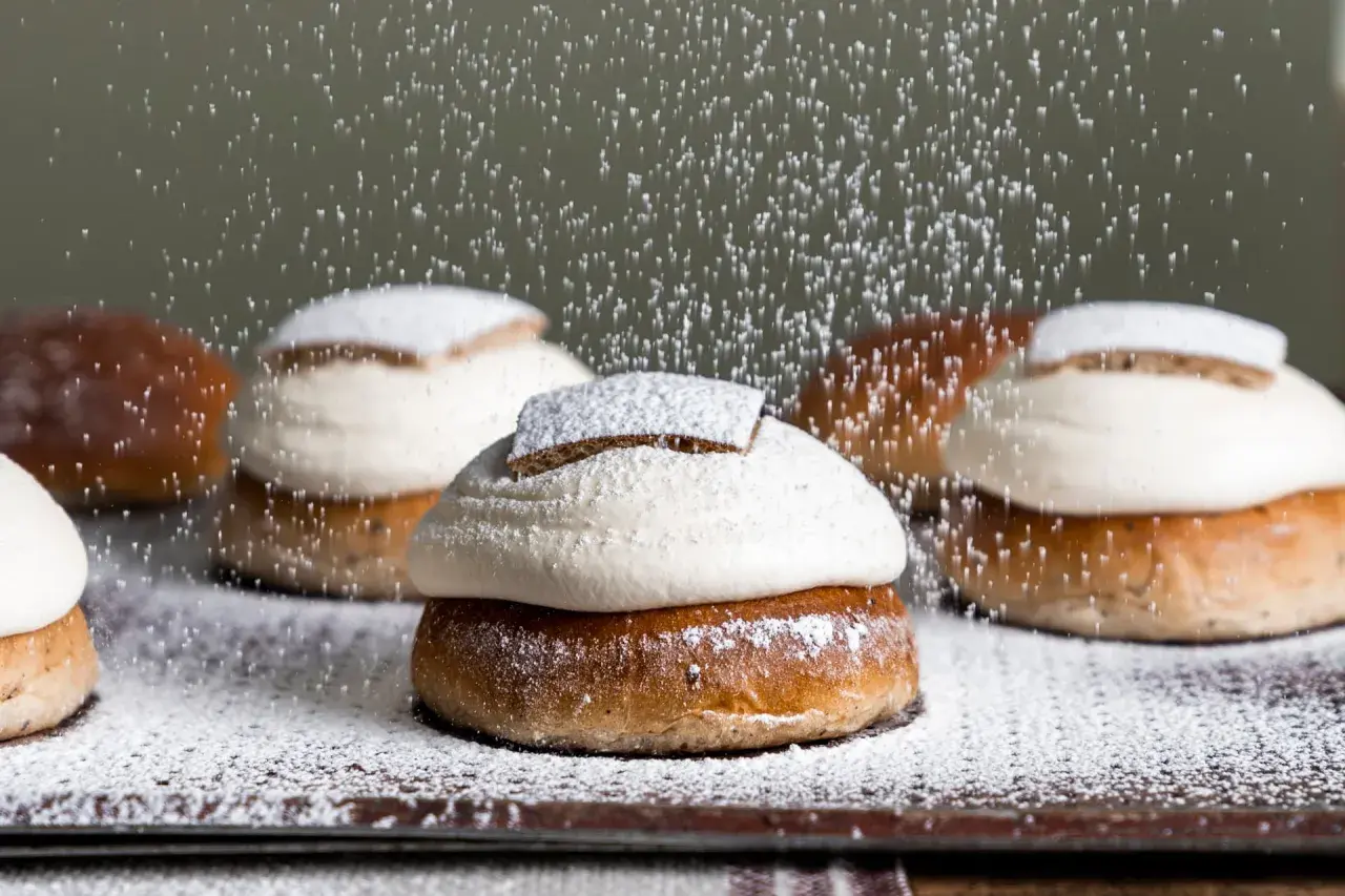 Fluffiga semlor utan jäst pudras med florsocker. Krämig fyllning och ett lock av kardemummadoftande bröd.