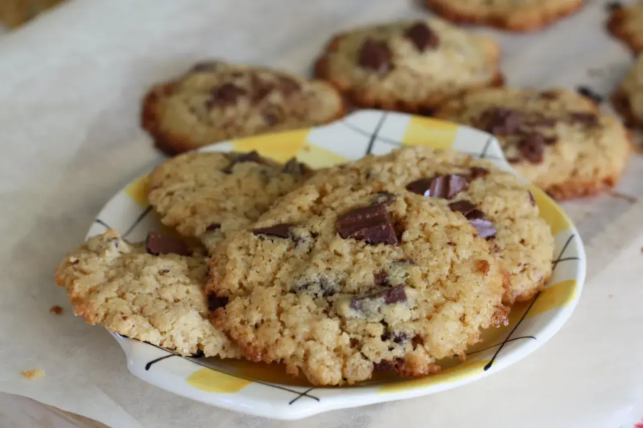 Färska chokladkakor, perfekta för ett "maryland cookies recept". Krispiga kanter och mjuka inuti.