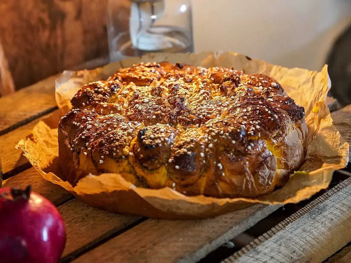 En gyllene snabb butterkaka med sesamfrön och nötter, redo att avnjutas.