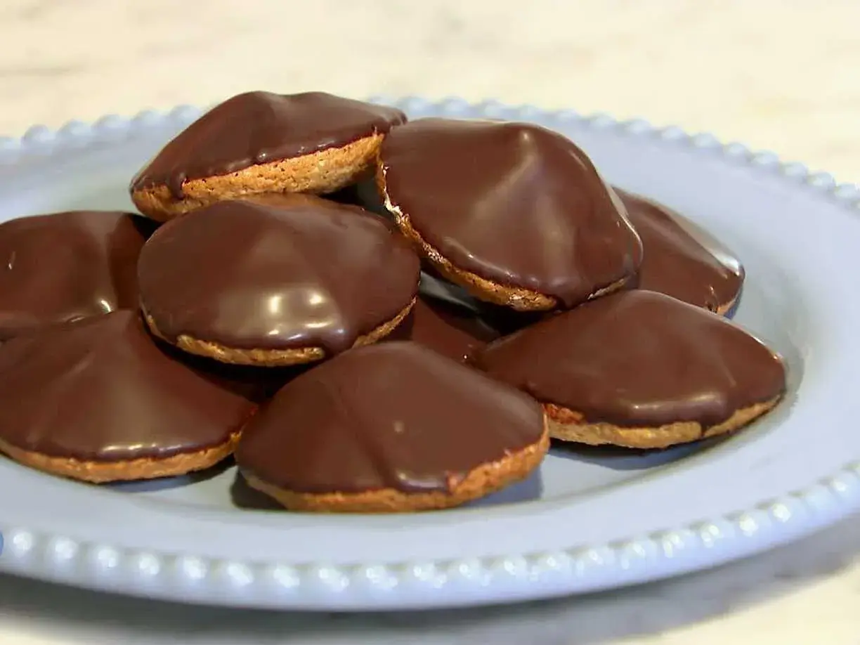 En tallrik med chokladöverdragna biskvier. Perfekt för dig som söker ett enkelt biskvier recept.