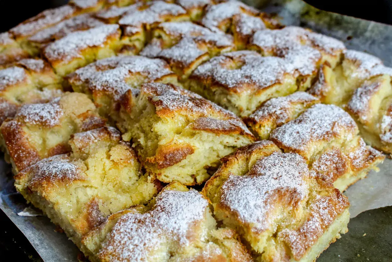 Nybakade bullar med vaniljkräm i långpanna, pudrade med florsocker. En härlig syn för alla bullälskare!
