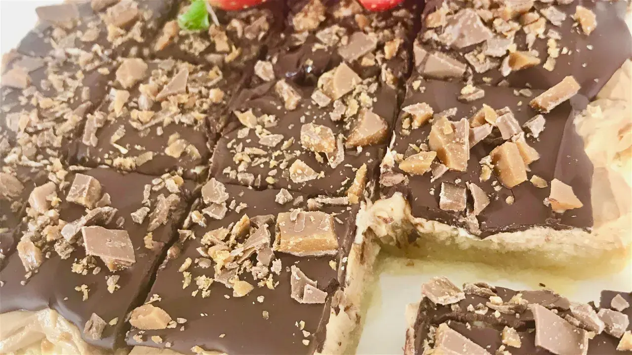 Chokladiga biskvier i långpanna, toppade med krossad choklad och kola. Perfekt för fikat!