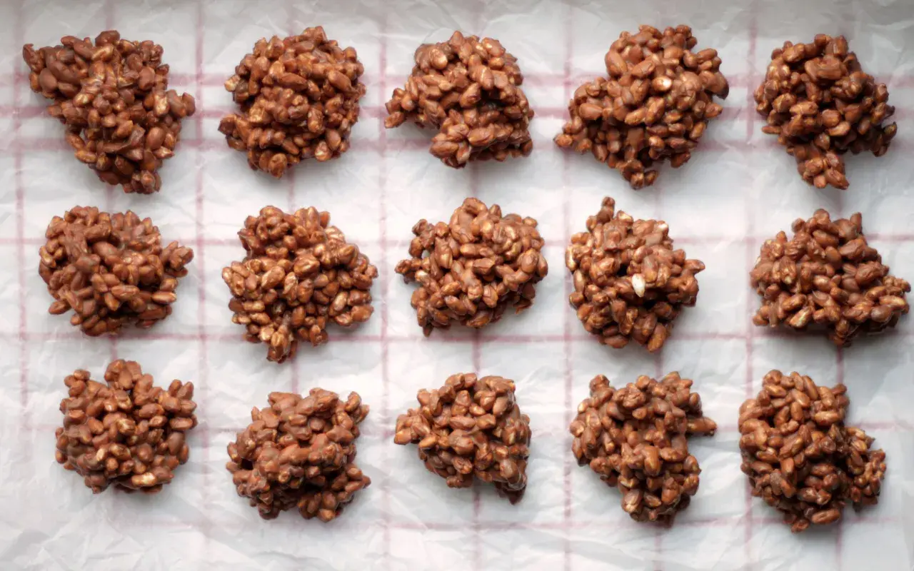 En rad med chokladiga rispuffar, perfekta för fikat.