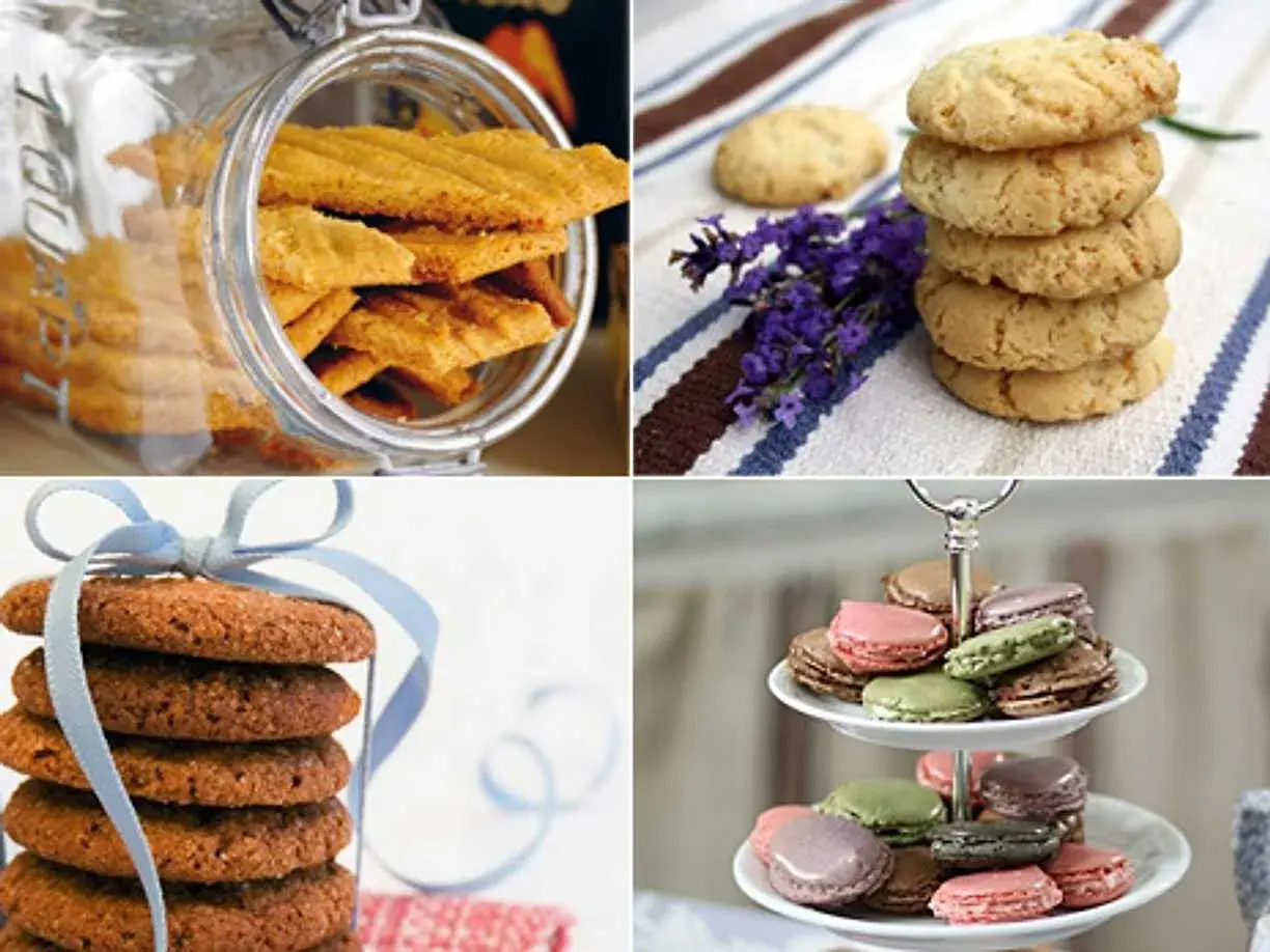 En burk fylld med krispiga danska småkakor, en stapel ljusa kakor med lavendel, en bunt mörka kakor med blått band och en tvåvåningsbricka med färgglada macarons.
