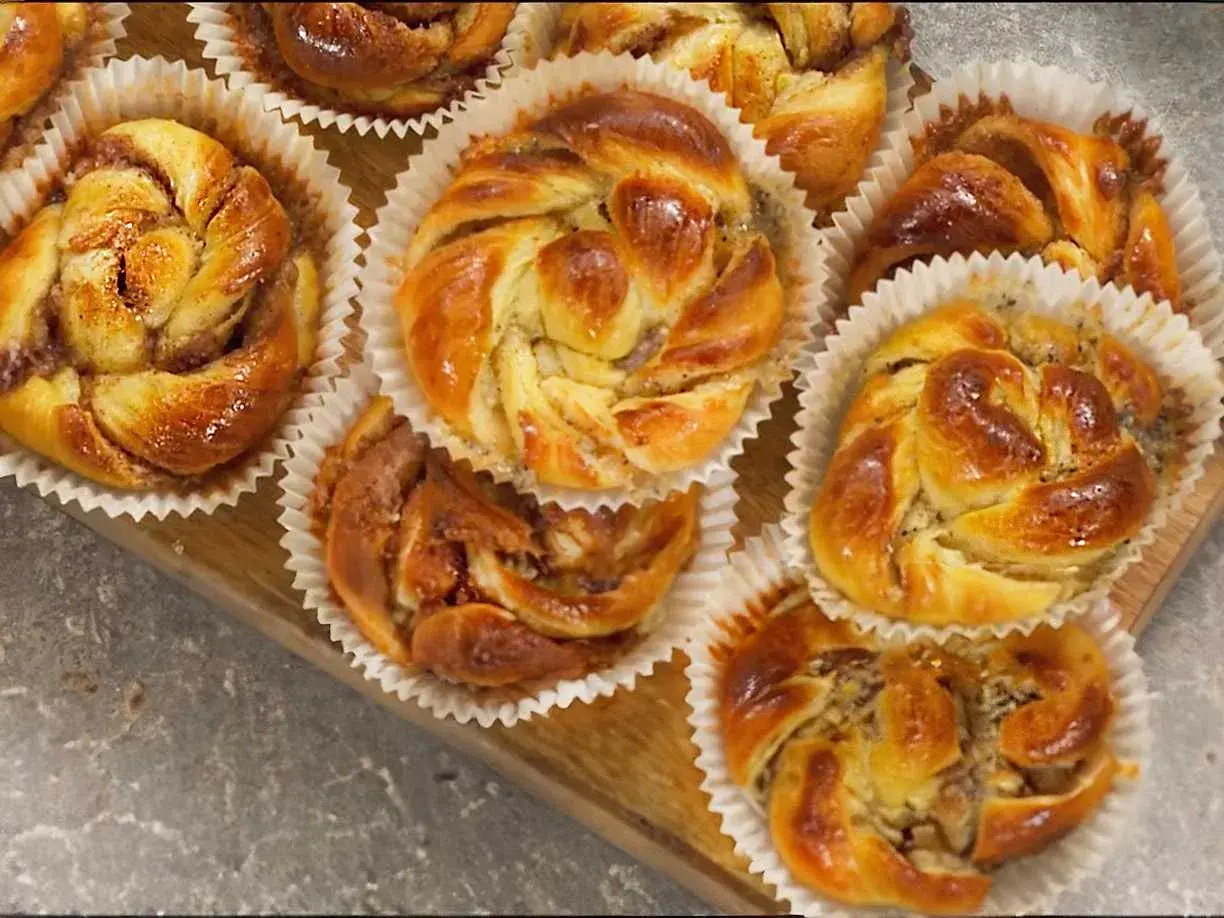 Nybakade bullar med mandelmassa och kardemumma, gyllene och lockande, redo att avnjutas.