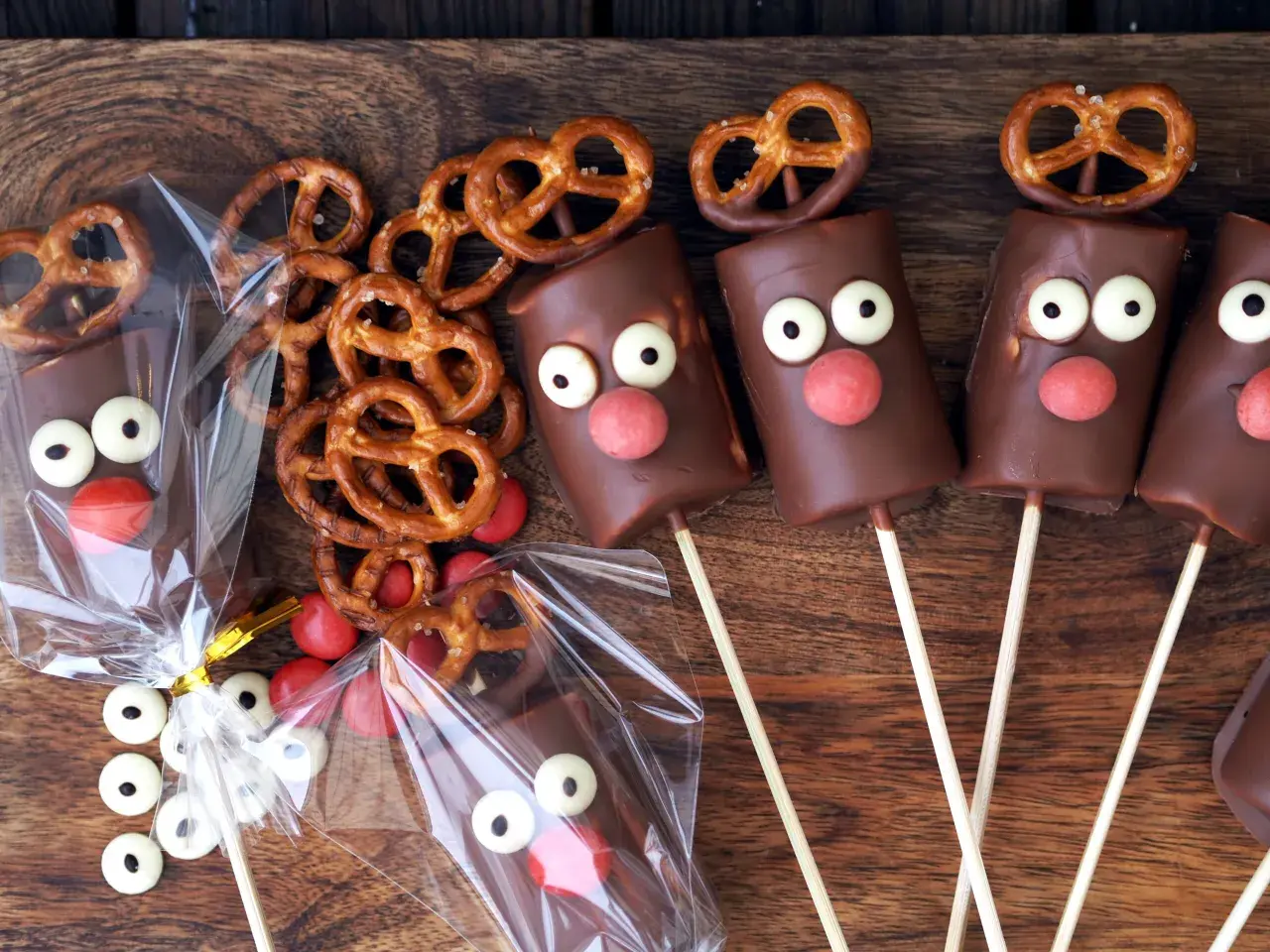 Chokladklädda pepparkaksfigurer med ögon och röda näsor, samt saltkringlor. Bra att veta att man kan frysa pepparkaksdeg för framtida bak!