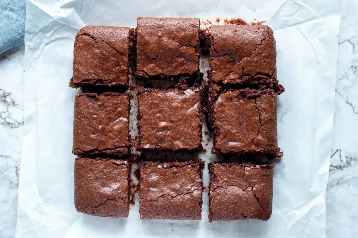 Nio fudgiga brownie muffins, perfekt skurna och redo att avnjutas.