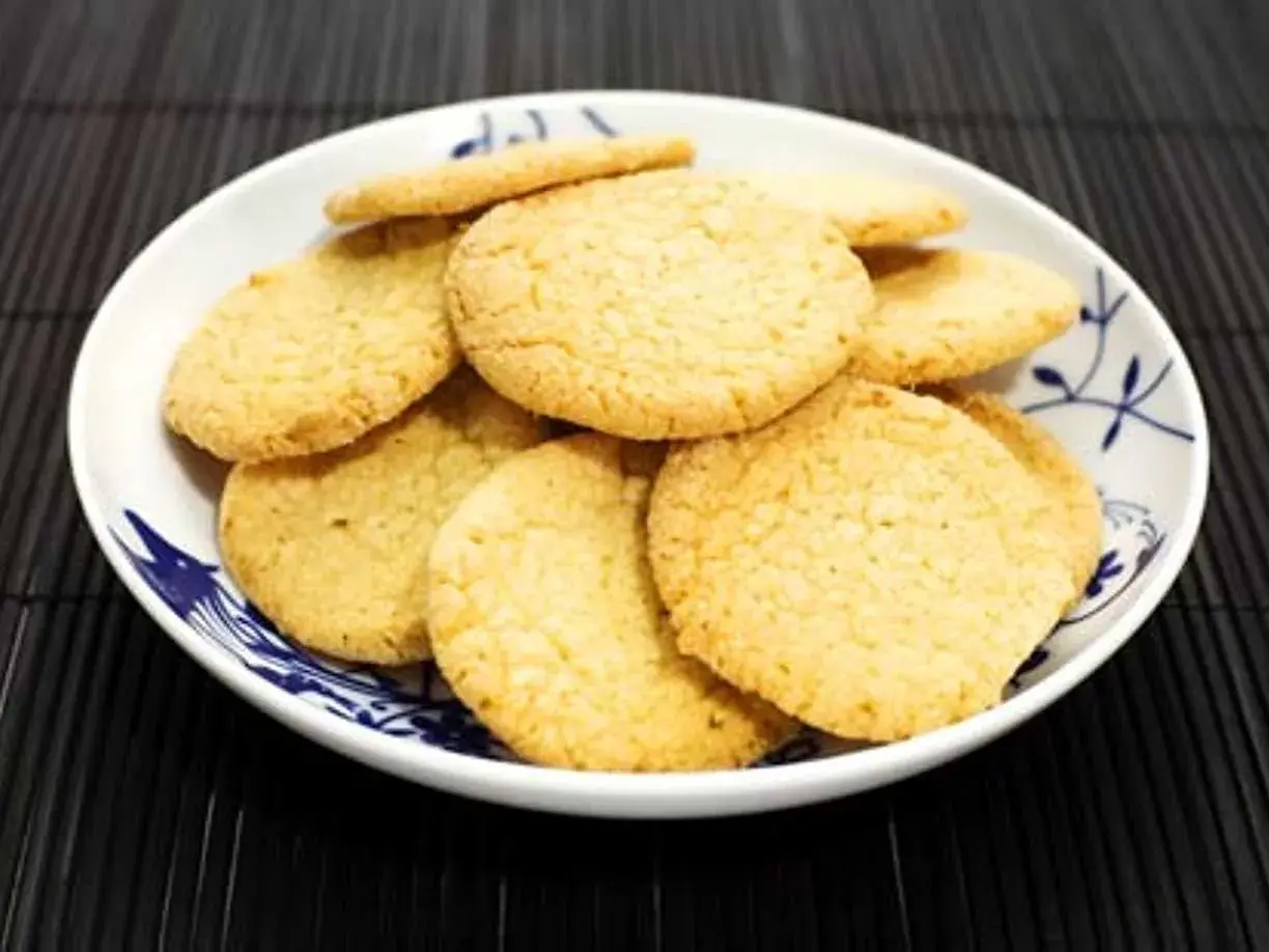 En skål med gyllene citronkakor, perfekta för fikat.