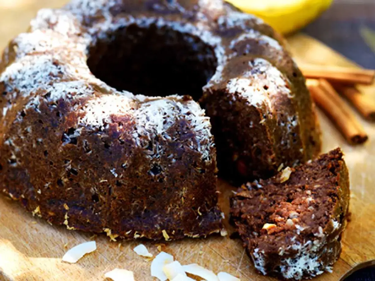 Fredriks fika: saftig banankaka med choklad och kokosflingor, redo att avnjutas.