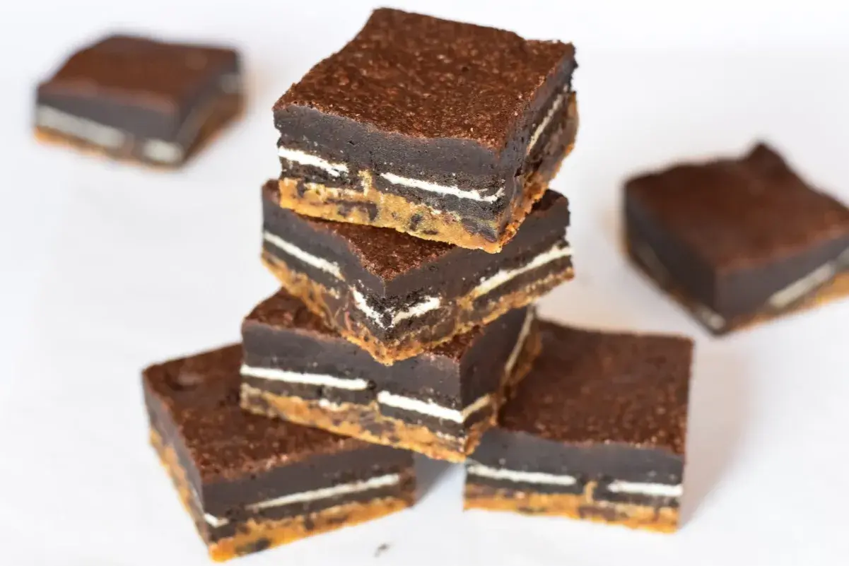 En stapel läckra oreo brownies med lager av choklad och krämig fyllning.