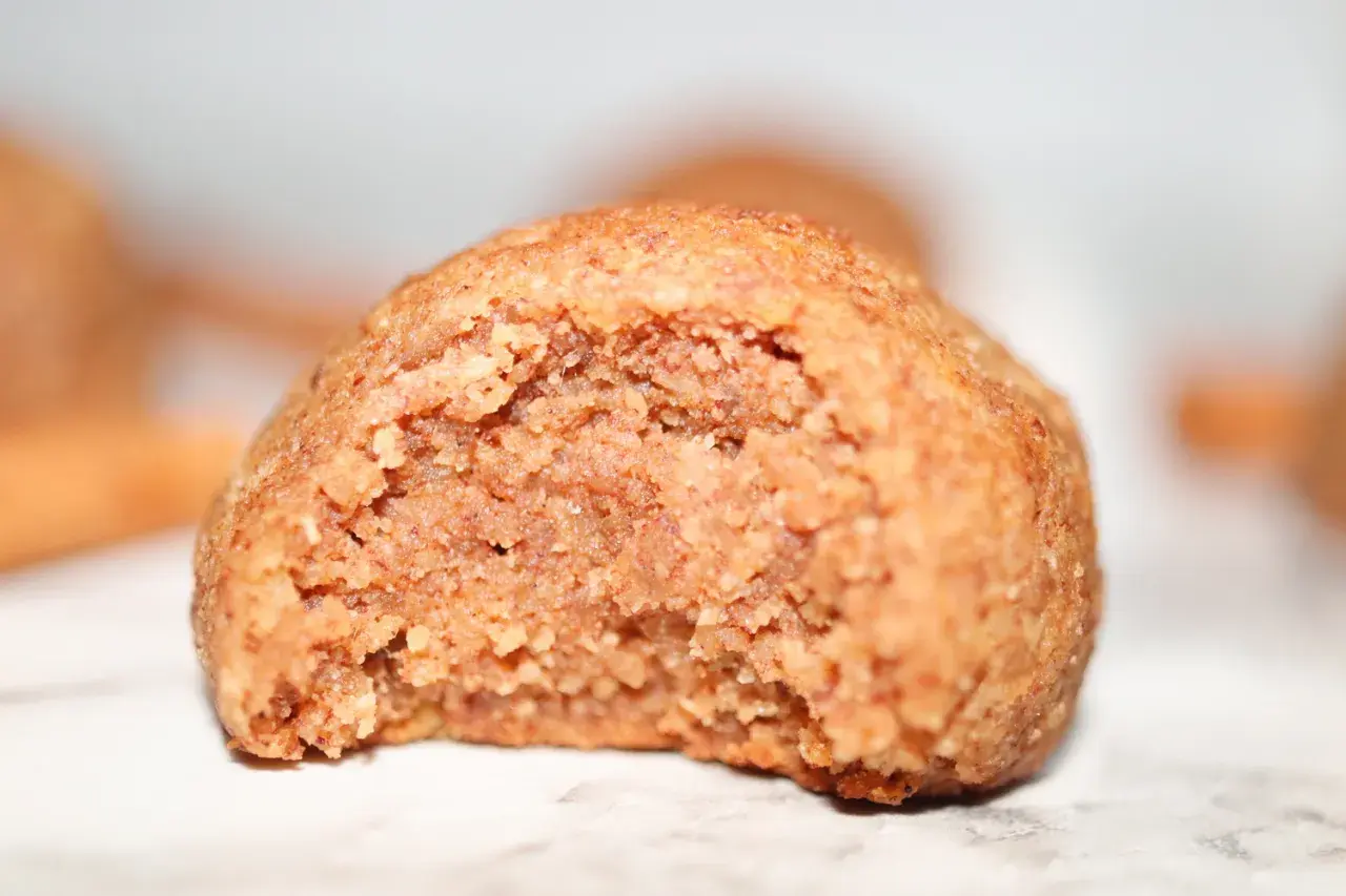 En närbild av en biten snickerdoodle-kaka. Perfekt för ett enkelt snickerdoodle recept.