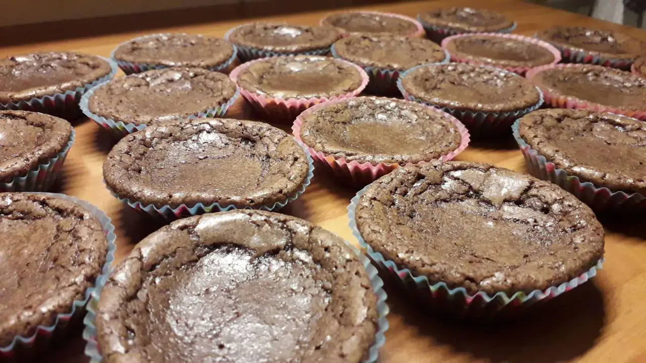 Många kladdmuffins sega i sina färgglada formar, redo att avnjutas.