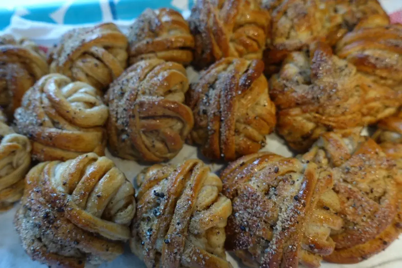 Nybakade kanelbullar, perfekt knyta bullar med socker och kanel.