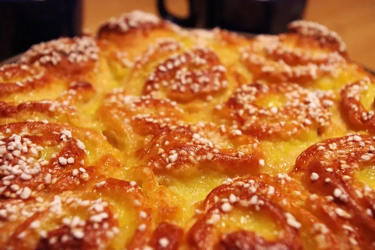 En gyllene butterkaka med vaniljkräm, toppad med pärlsocker. Perfekt för fikat!
