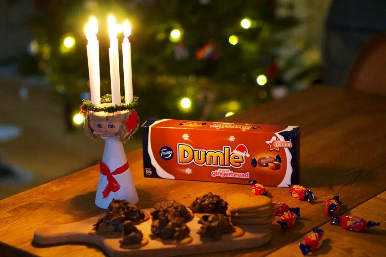 Julstämning med ljus, pepparkakor och en låda Dumle med smak av pepparkaka.