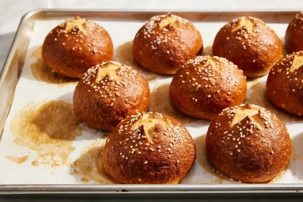 Nybakade bullar med salt, en riktig desire bulle för frukost eller fika.