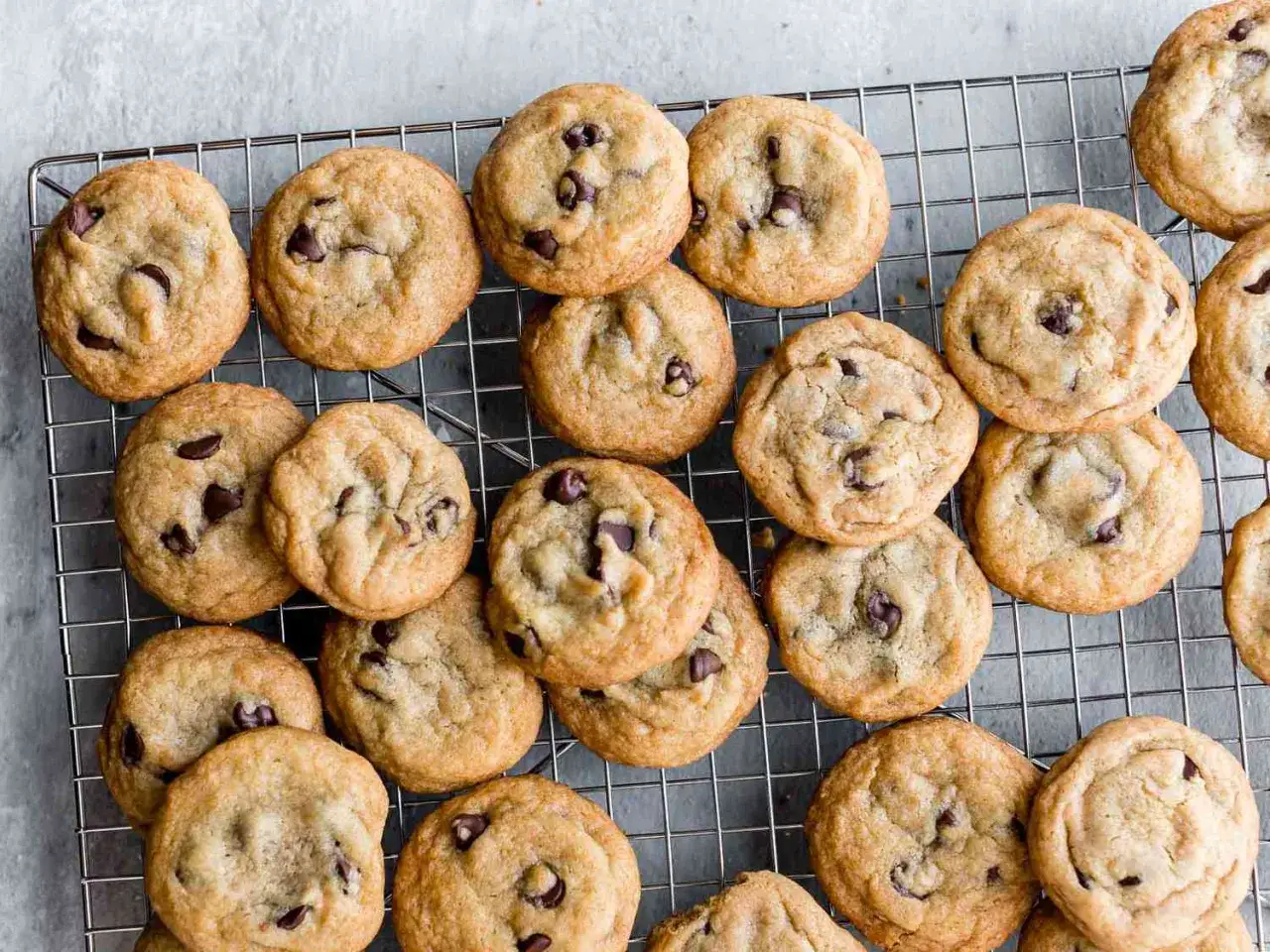 En hög med nybakade choklad cookies på ett galler. Perfekta för fikat!