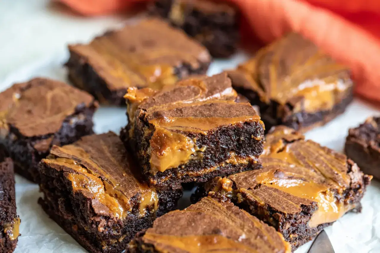 Mörka chokladbrownies med en härlig dulce de leche-kaka-fyllning. Perfekt för fikat!