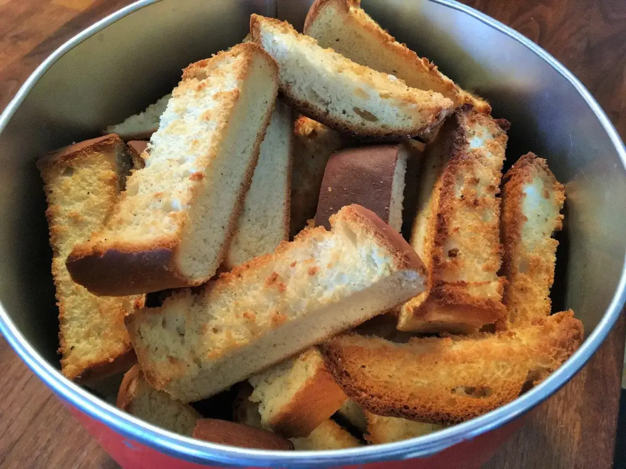 En burk fylld med gyllene skorpor, perfekta för en enkel frukost eller som tillbehör. Ett klassiskt skorpor recept som håller sig frasigt.