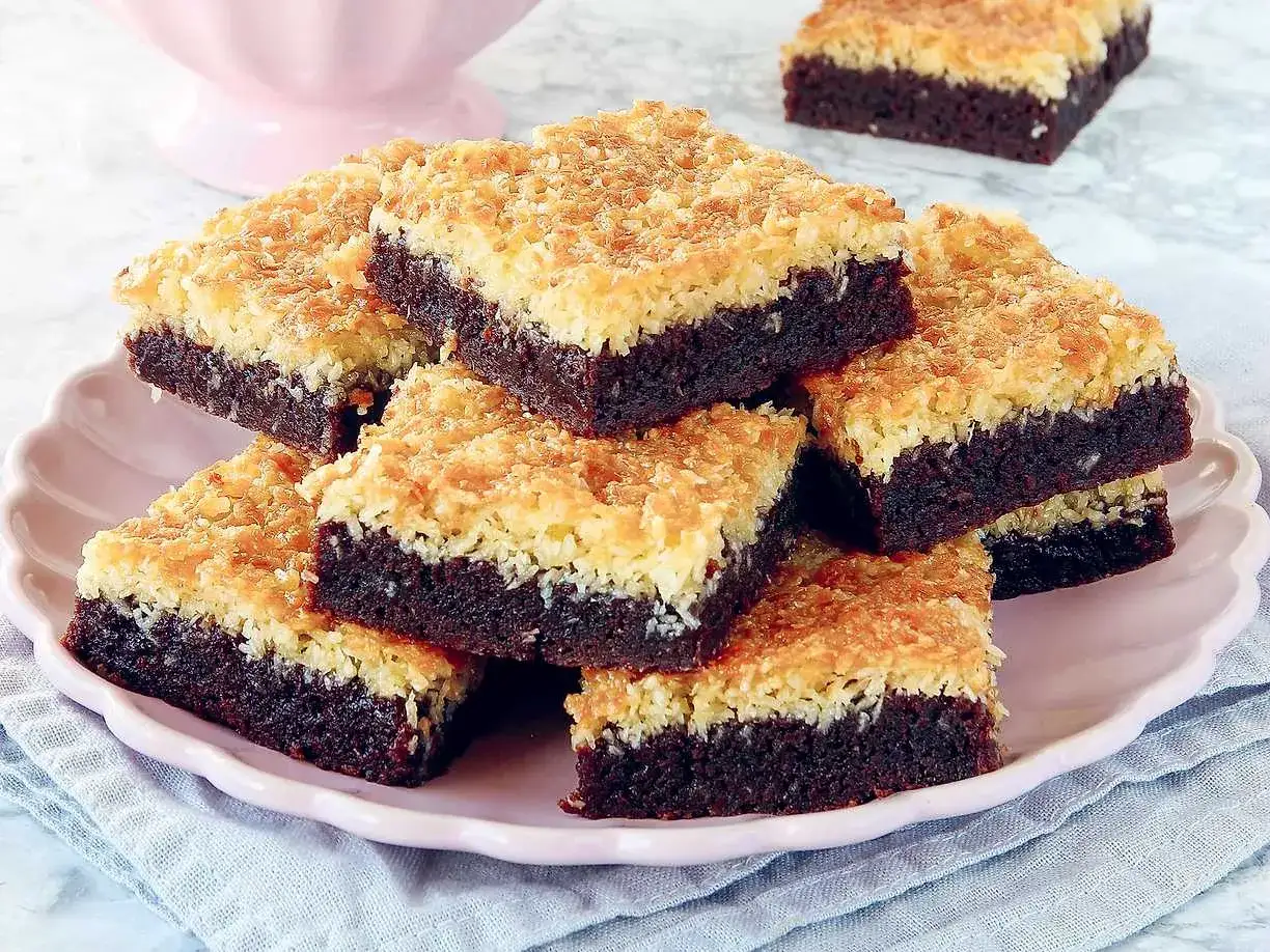En h&ouml;g med saftiga browniebitar med ett gyllene kokost&auml;cke. Perfekt f&ouml;r fikat!