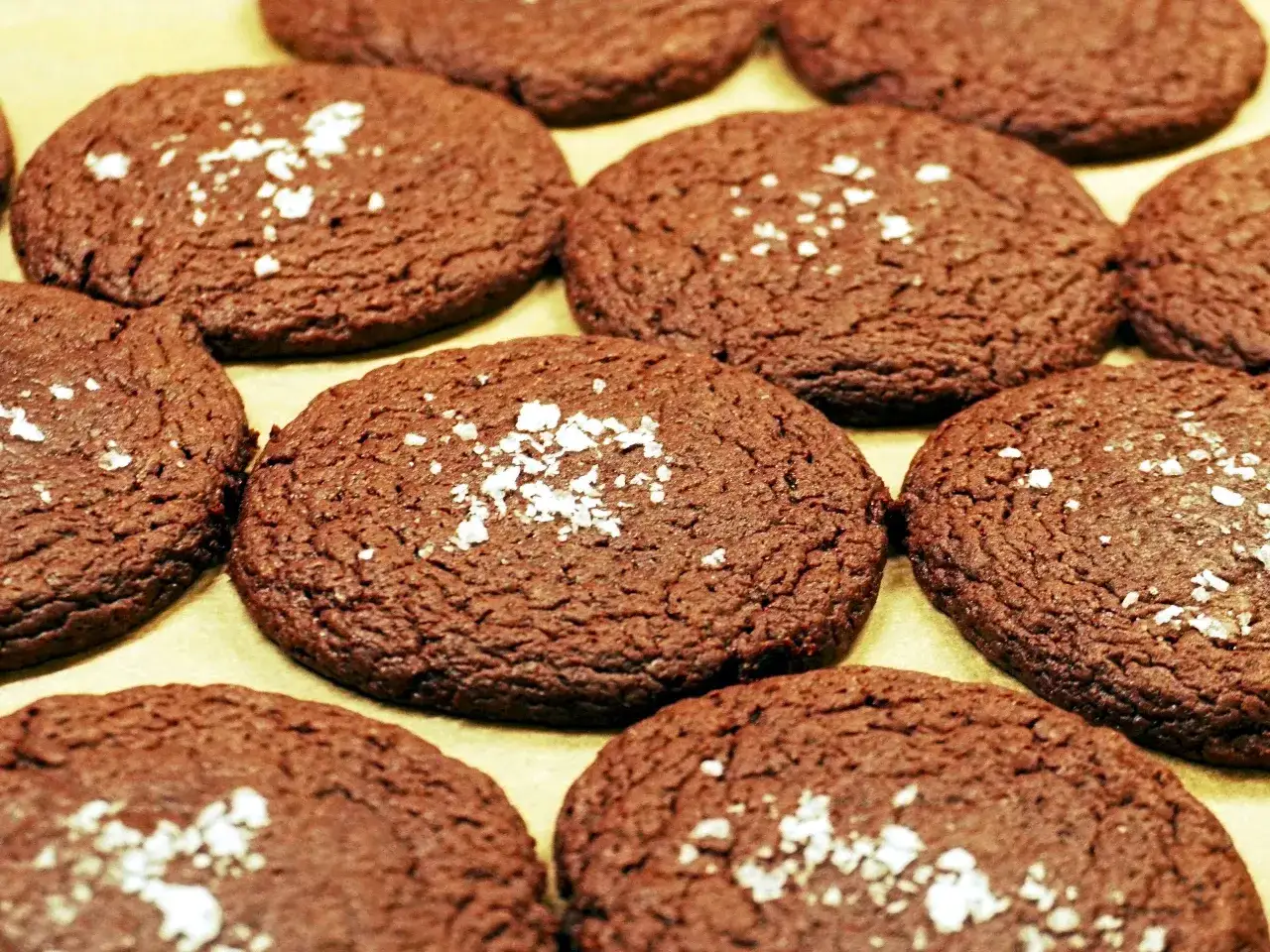 M&ouml;rka, sega kladdkake cookies med flingsalt som glittrar. Perfekta f&ouml;r fikat!