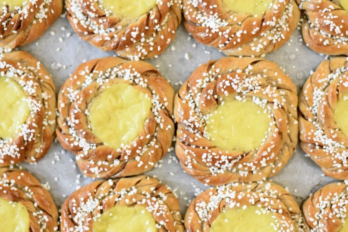 En rad gyllene bullar med vaniljkr&auml;m i mitten, str&ouml;sslade med p&auml;rlsocker. En riktig desire bulle f&ouml;r fikat.