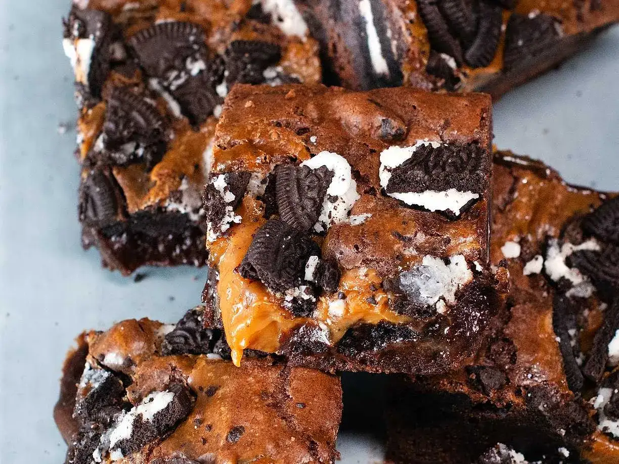 Saftiga oreo brownies med karamell och bitar av oreokex. En dr&ouml;m f&ouml;r alla choklad&auml;lskare!