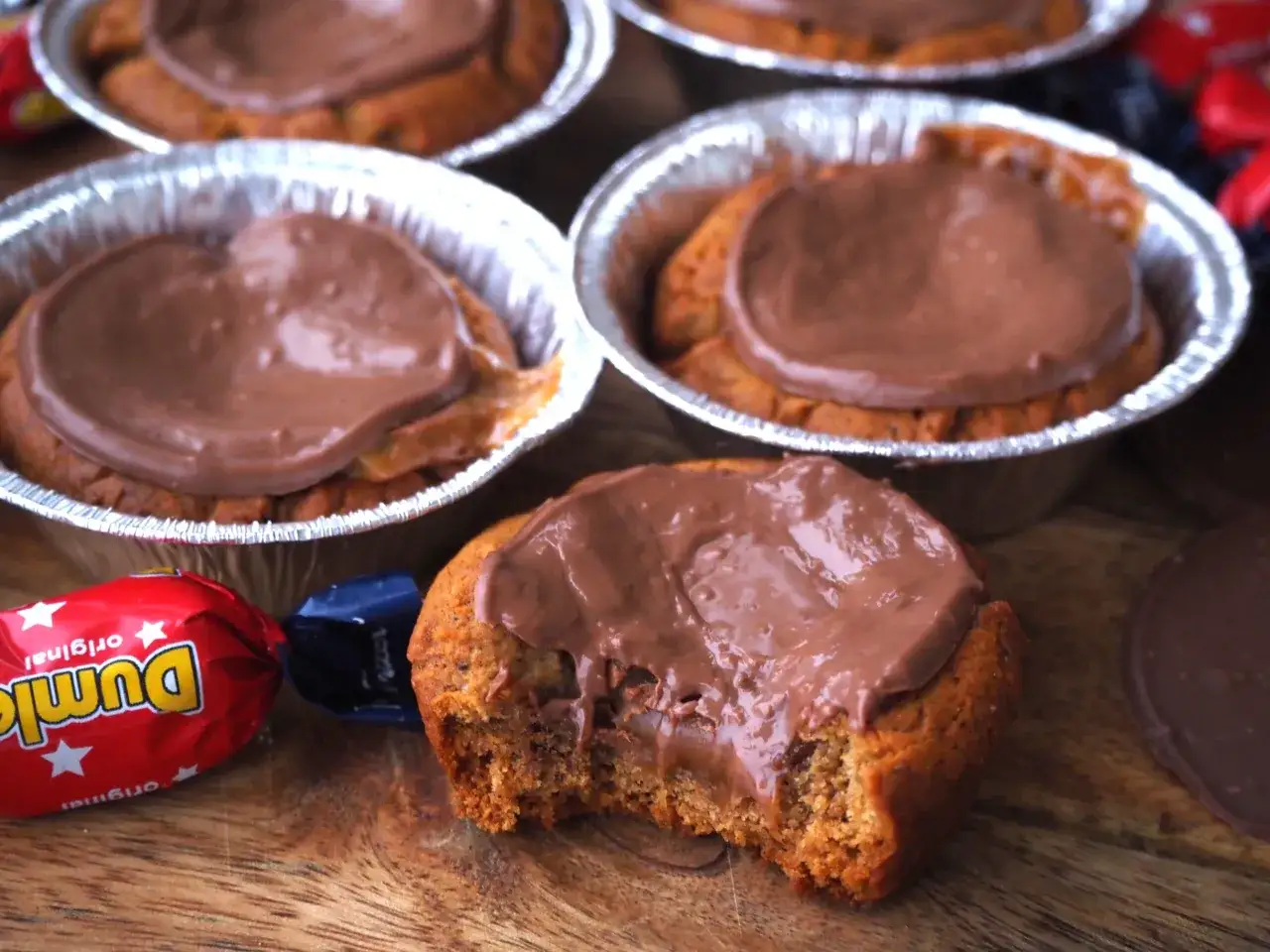 Pepparkaka med en generös klick Dumle-kola och chokladglasyr. En tugga avslöjar den härliga kombinationen av kryddig pepparkaka och seg kola.