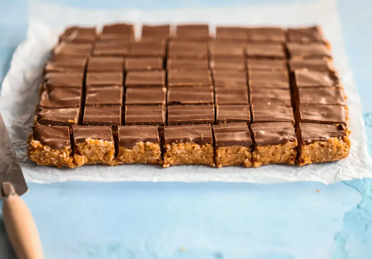 En hel pl&aring;t med hemgjord snickerskaka, redo att avnjutas. Detta snickerskaka recept &auml;r enkelt och gott!