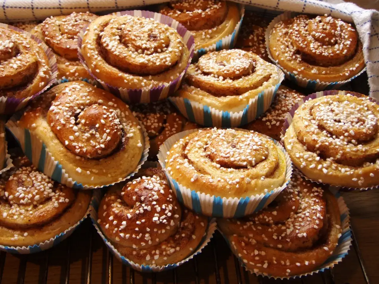 En hög med nybakade kanelbullar, redo att ätas. Perfekt för att frysa bulldeg och ha till fikat.