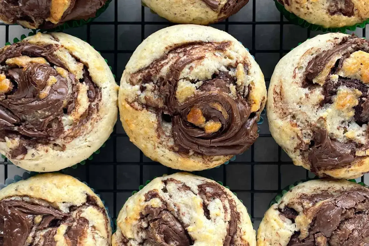 Nybakade nutella muffins med h&auml;rliga chokladvirvlar, redo att avnjutas.