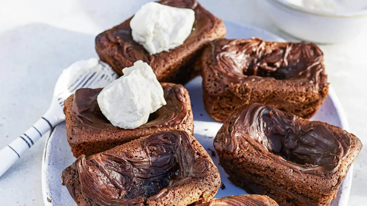 Chokladiga after eight snittar med fluffig grädde på en ljusblå tallrik. Perfekt för fikat!