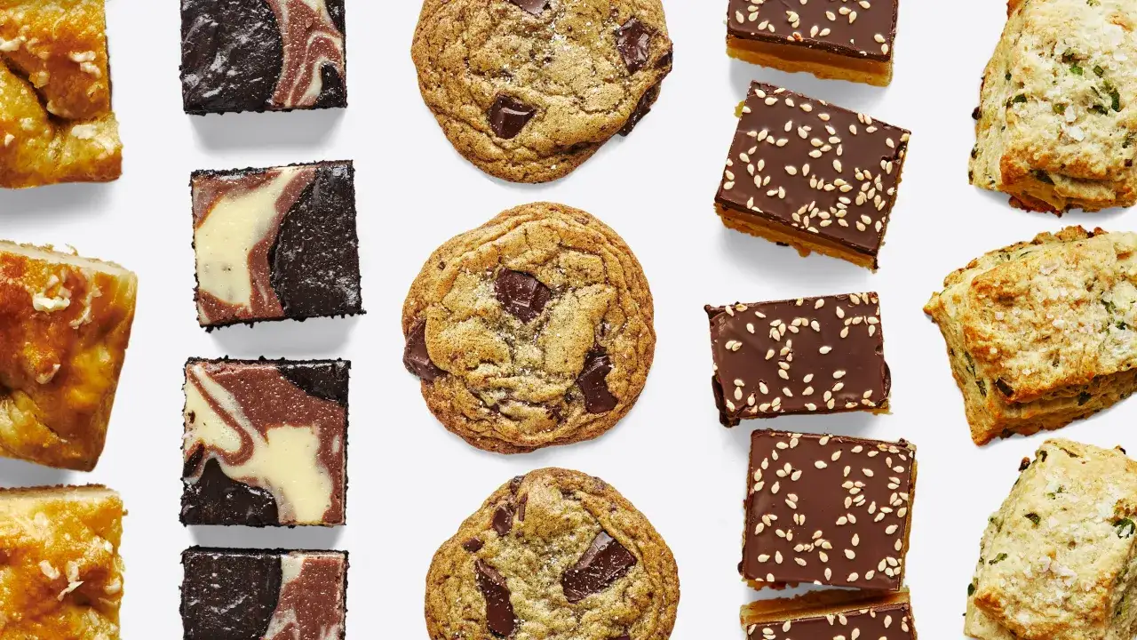 En härlig blandning av godsaker: kladdkaka, chokladkakor, chokladbars med sesamfrön och scones med örter. Perfekt att baka och frysa in för senare njutning.