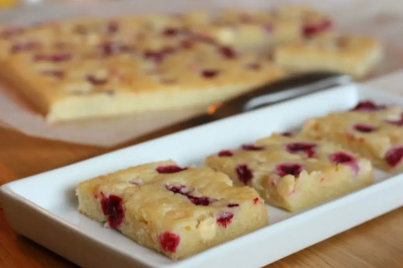 Blondie recept med hallon och vit choklad. Ljuvliga bitar som smälter i munnen.